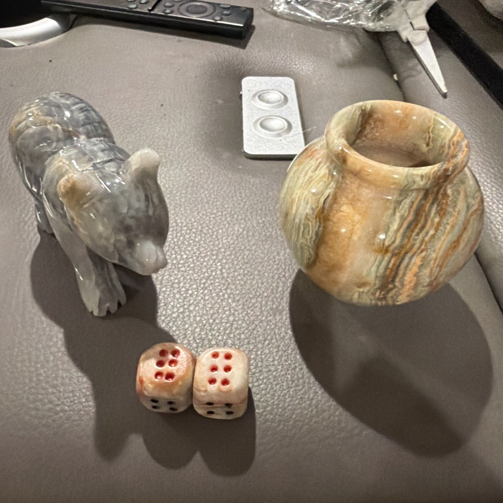 New 4pc Banded Onyx & Agate Decor Lot - Carved Stone Bear, Bud Vase, & Game Dice